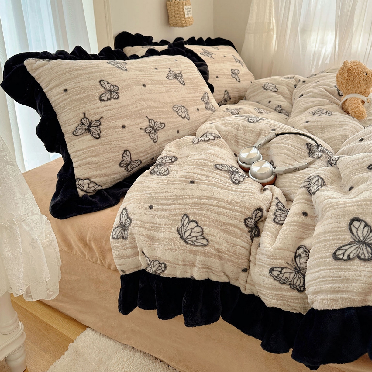 91家纺网 家纺一手货源 找家纺 十里居 2025新款烂花牛奶绒花边款四件套 黑蝴蝶-咖