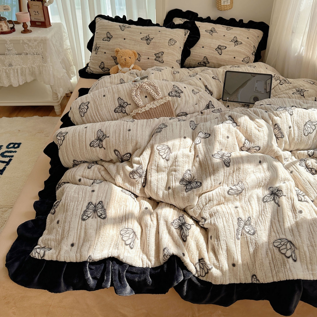 91家纺网 家纺一手货源 找家纺 十里居 2025新款烂花牛奶绒花边款四件套 黑蝴蝶-咖