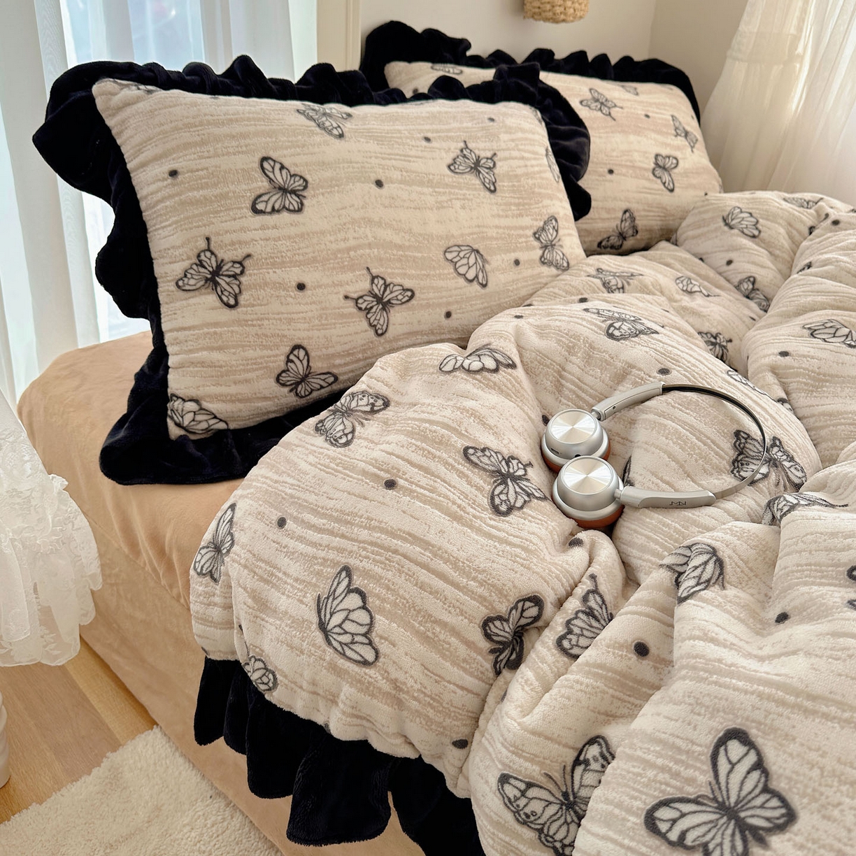 91家纺网 家纺一手货源 找家纺 十里居 2025新款烂花牛奶绒花边款四件套 黑蝴蝶-咖