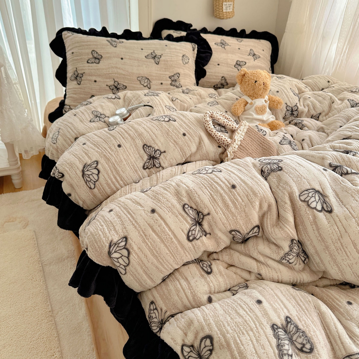 91家纺网 家纺一手货源 找家纺 十里居 2025新款烂花牛奶绒花边款四件套 黑蝴蝶-咖