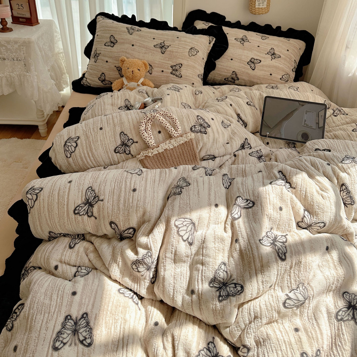 91家纺网 家纺一手货源 找家纺 十里居 2025新款烂花牛奶绒花边款四件套 黑蝴蝶-咖