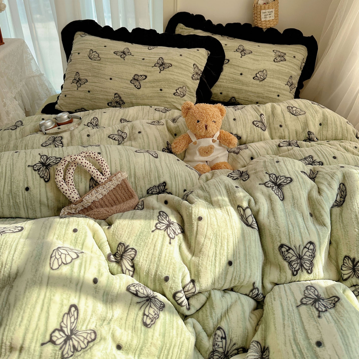 91家纺网 家纺一手货源 找家纺 十里居 2025新款烂花牛奶绒花边款四件套 黑蝴蝶-绿