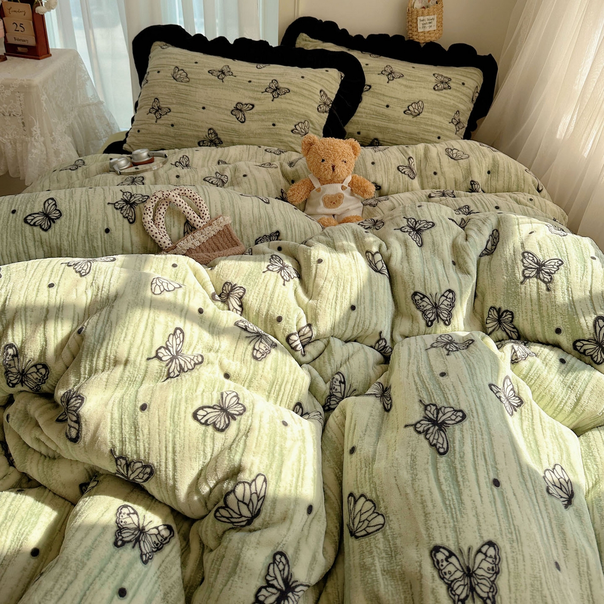 91家纺网 家纺一手货源 找家纺 十里居 2025新款烂花牛奶绒花边款四件套 黑蝴蝶-绿