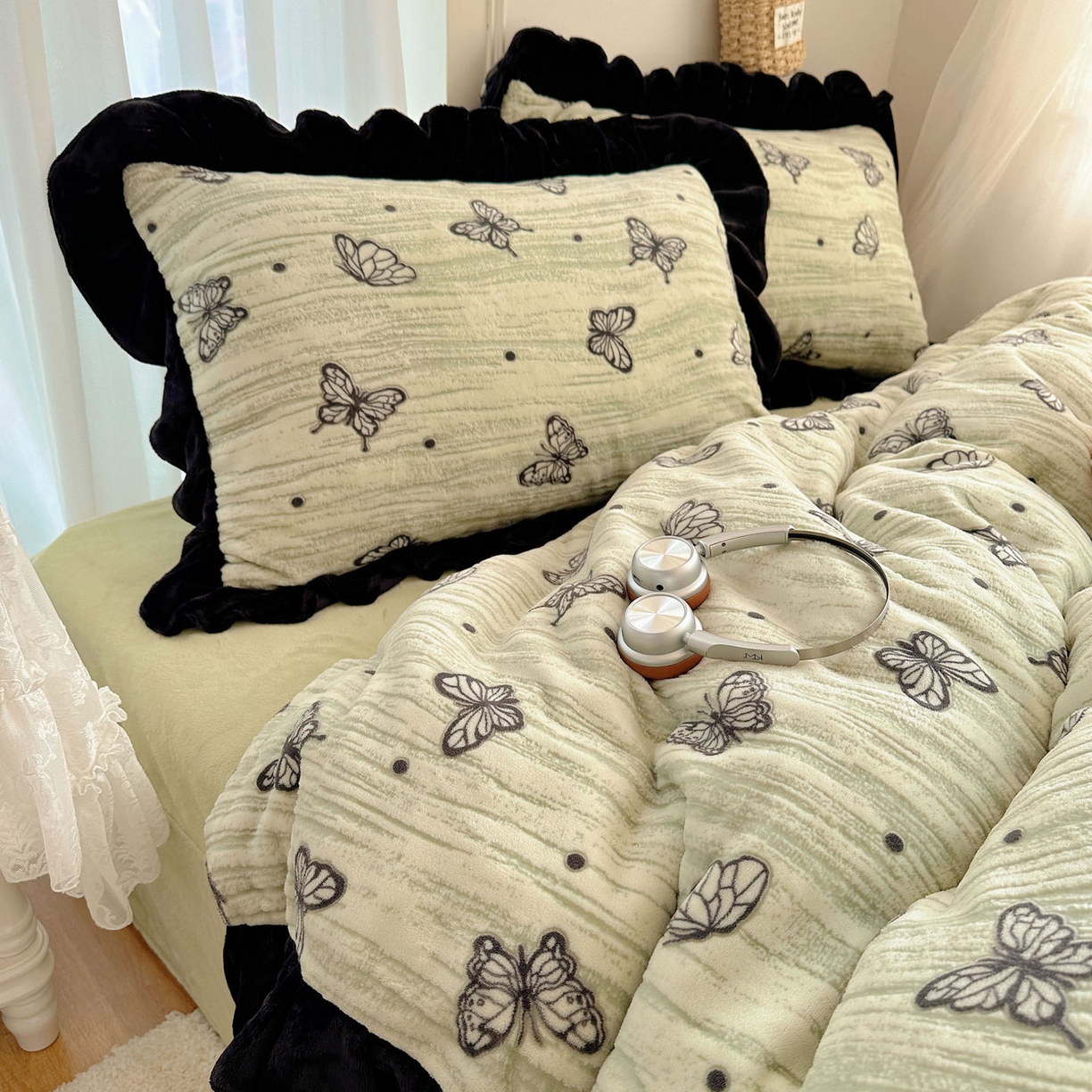 91家纺网 家纺一手货源 找家纺 十里居 2025新款烂花牛奶绒花边款四件套 黑蝴蝶-绿