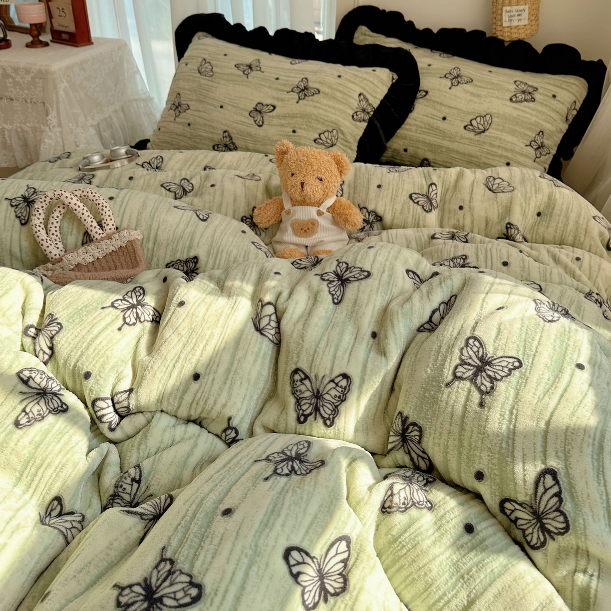 91家纺网 家纺一手货源 找家纺 十里居 2025新款烂花牛奶绒花边款四件套 黑蝴蝶-绿