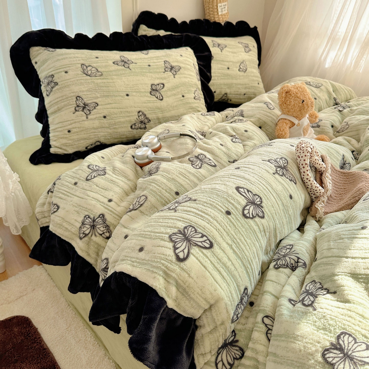 91家纺网 家纺一手货源 找家纺 十里居 2025新款烂花牛奶绒花边款四件套 黑蝴蝶-绿