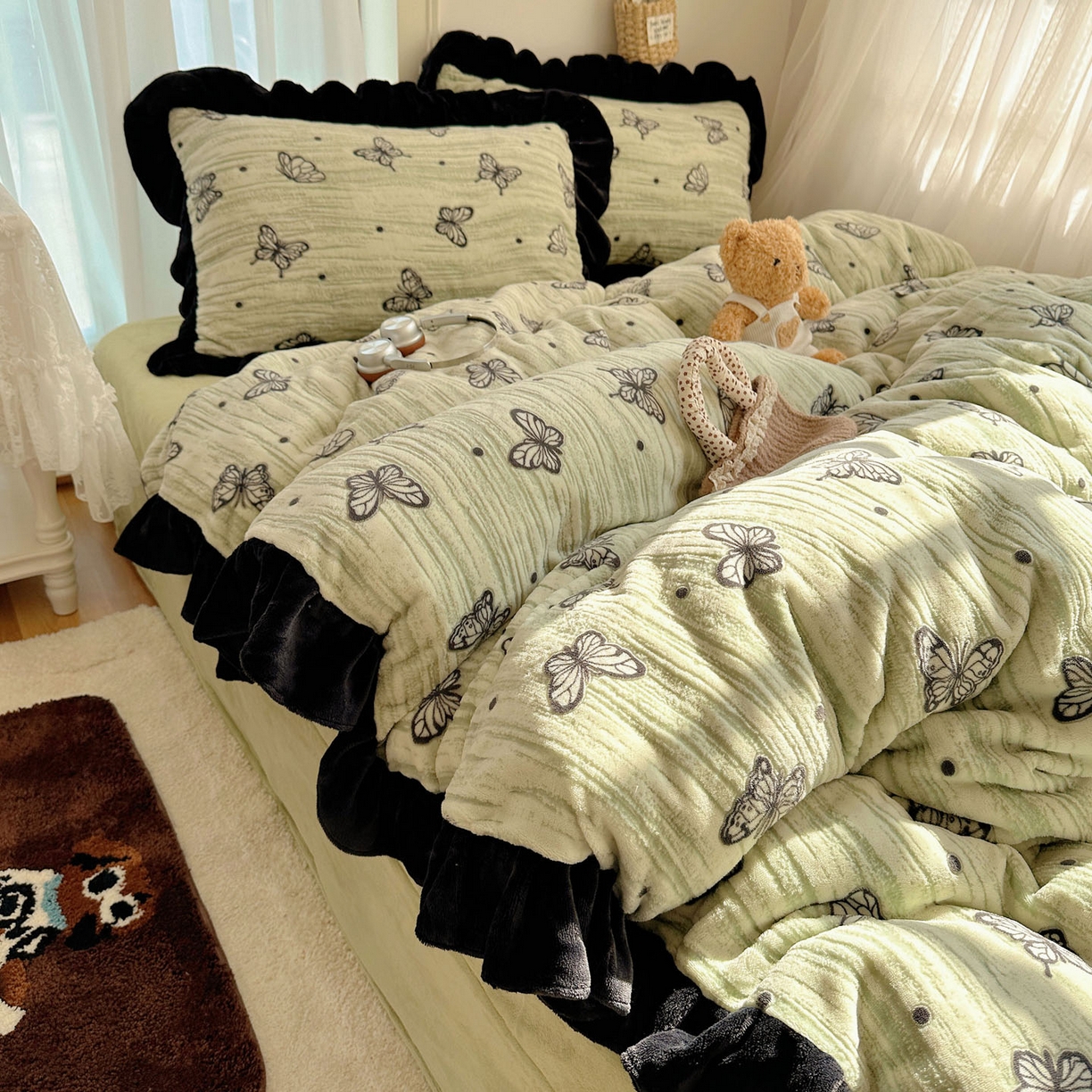 91家纺网 家纺一手货源 找家纺 十里居 2025新款烂花牛奶绒花边款四件套 黑蝴蝶-绿