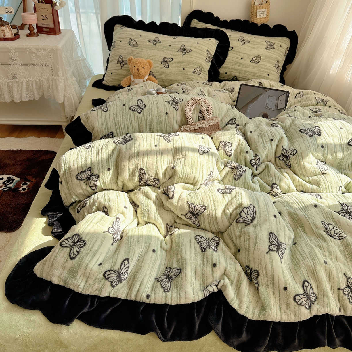 91家纺网 家纺一手货源 找家纺 十里居 2025新款烂花牛奶绒花边款四件套 黑蝴蝶-绿