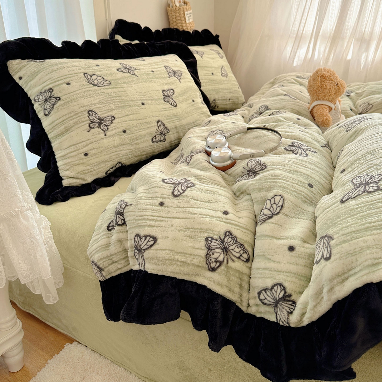 91家纺网 家纺一手货源 找家纺 十里居 2025新款烂花牛奶绒花边款四件套 黑蝴蝶-绿