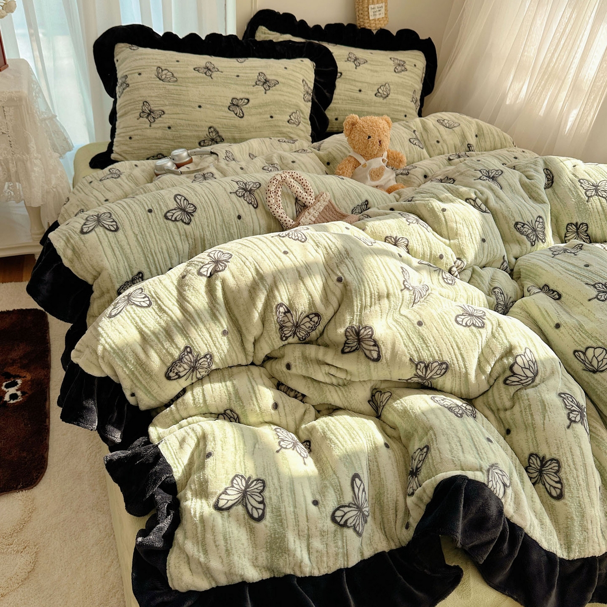 91家纺网 家纺一手货源 找家纺 十里居 2025新款烂花牛奶绒花边款四件套 黑蝴蝶-绿