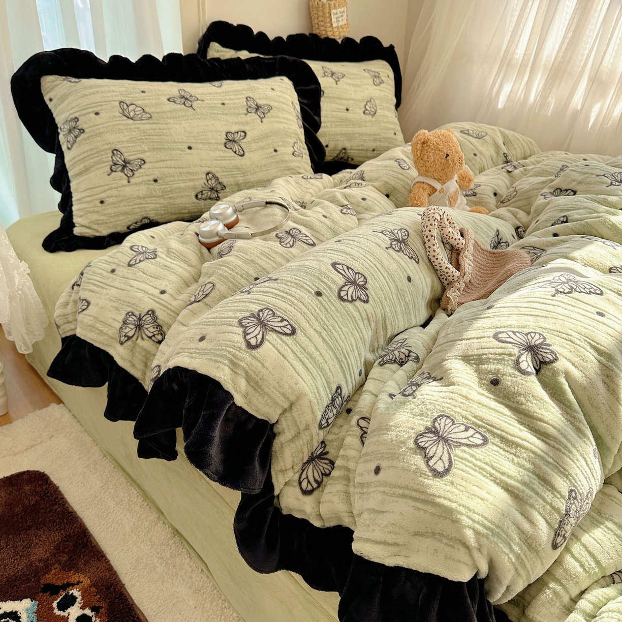 91家纺网 家纺一手货源 找家纺 十里居 2025新款烂花牛奶绒花边款四件套 黑蝴蝶-绿