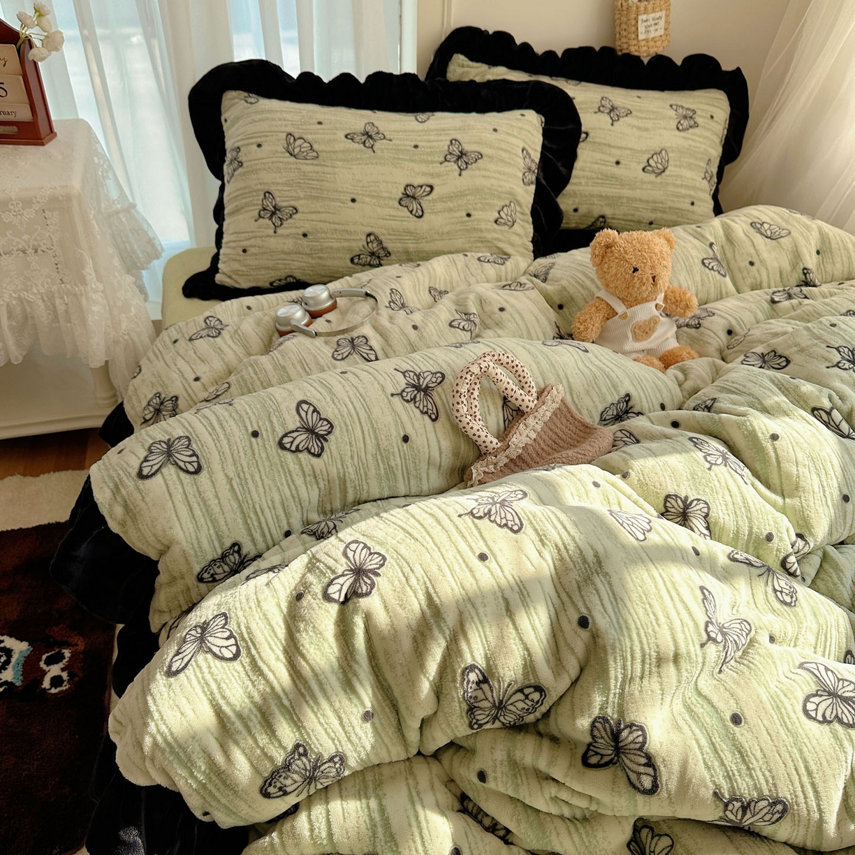 91家纺网 家纺一手货源 找家纺 十里居 2025新款烂花牛奶绒花边款四件套 黑蝴蝶-绿