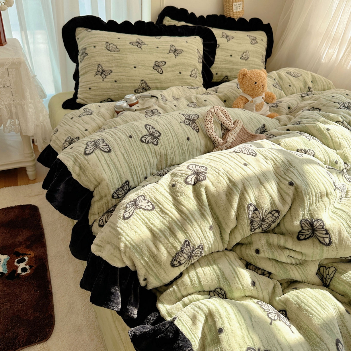 91家纺网 家纺一手货源 找家纺 十里居 2025新款烂花牛奶绒花边款四件套 黑蝴蝶-绿