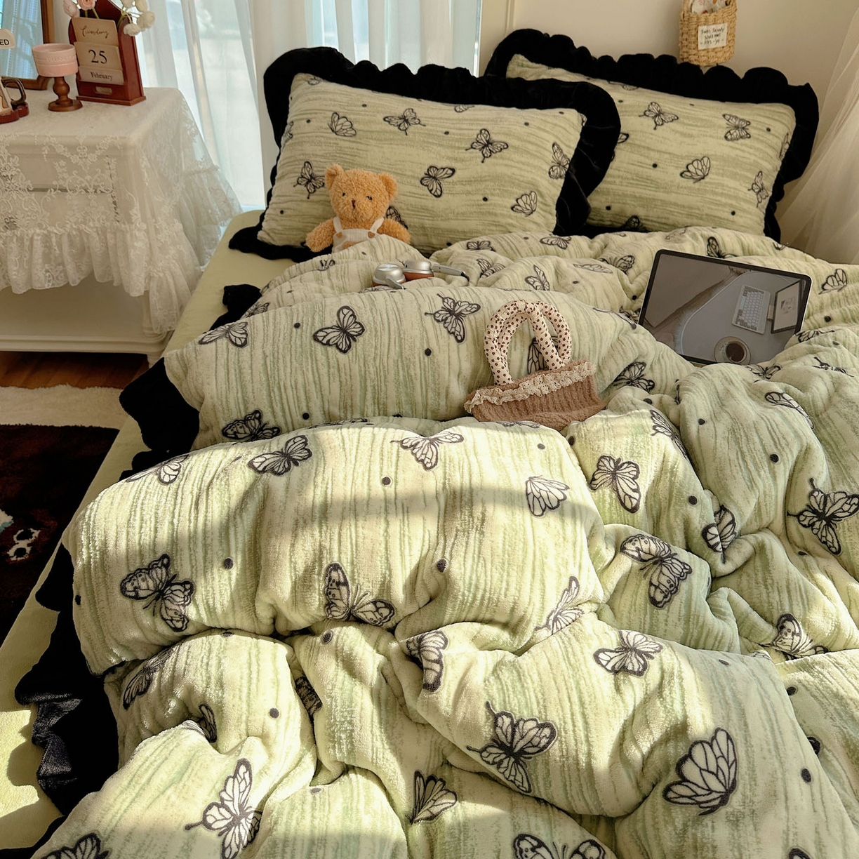 91家纺网 家纺一手货源 找家纺 十里居 2025新款烂花牛奶绒花边款四件套 黑蝴蝶-绿