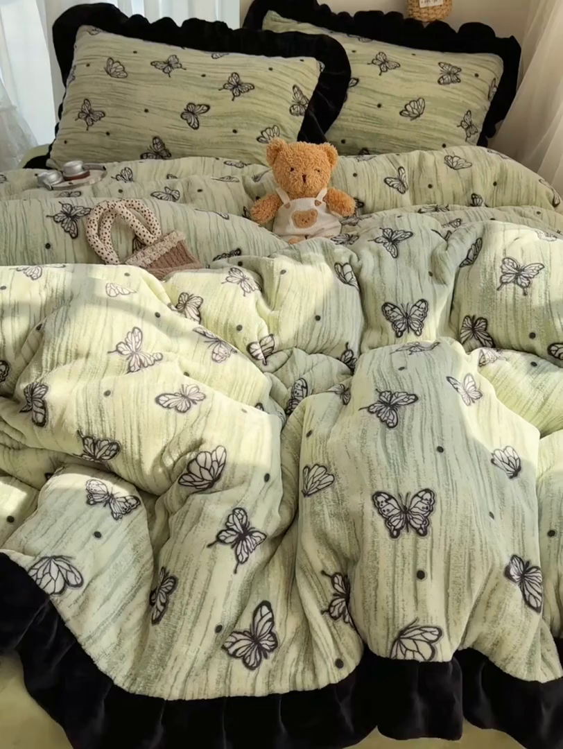 91家纺网 家纺一手货源 找家纺 十里居 2025新款烂花牛奶绒花边款四件套 黑蝴蝶-绿