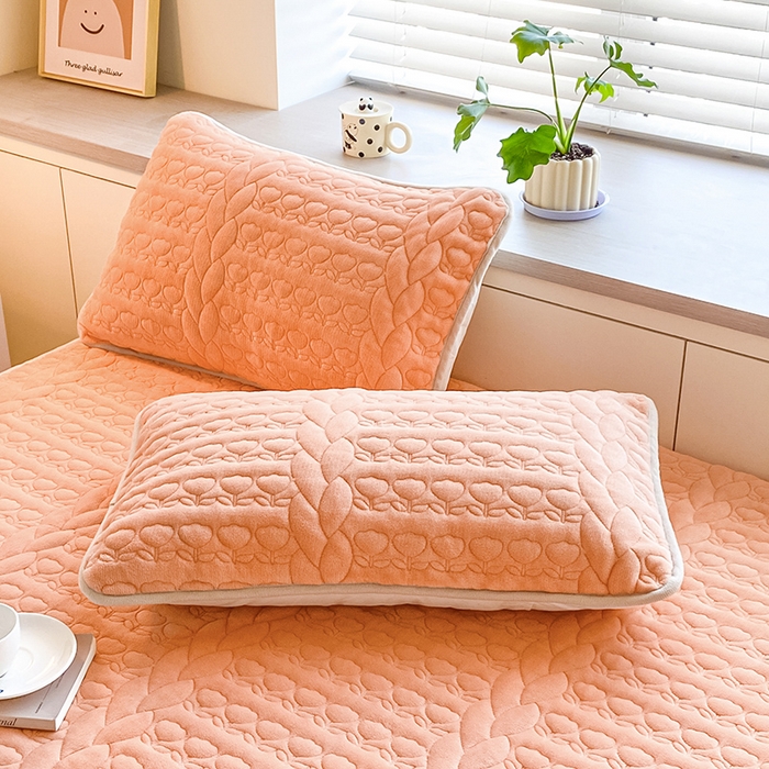 91家纺网 家纺一手货源 找家纺 （总）摩妮卡 2025新款牛奶绒夹棉床笠三件套保护床垫