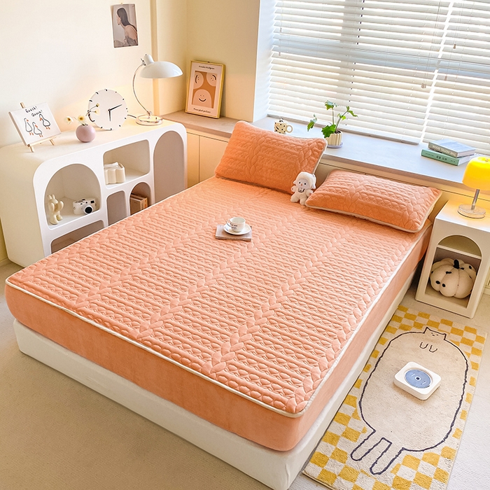 91家纺网 家纺一手货源 找家纺 （总）摩妮卡 2025新款牛奶绒夹棉床笠三件套保护床垫