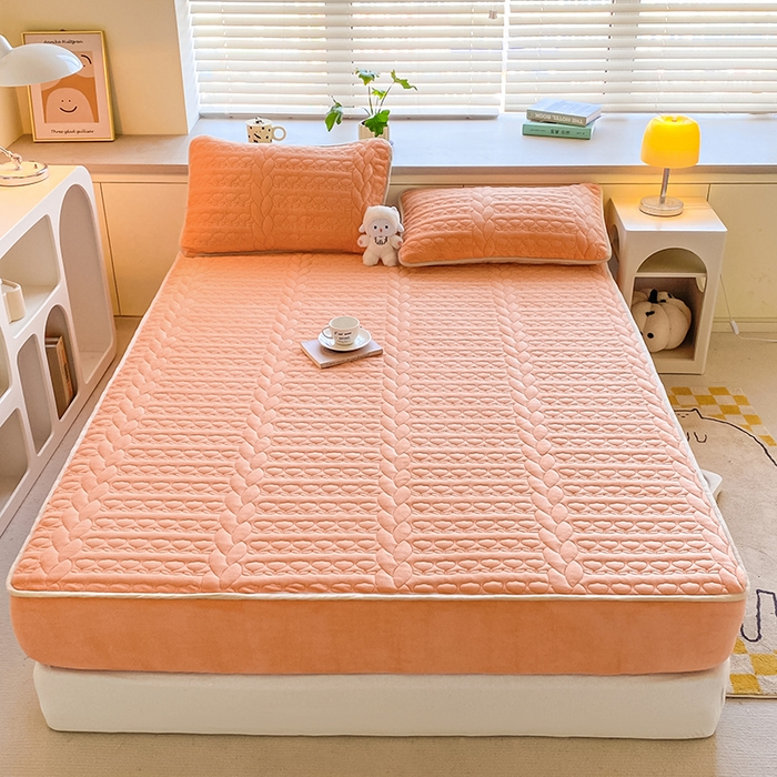 91家纺网 家纺一手货源 找家纺 （总）摩妮卡 2025新款牛奶绒夹棉床笠三件套保护床垫