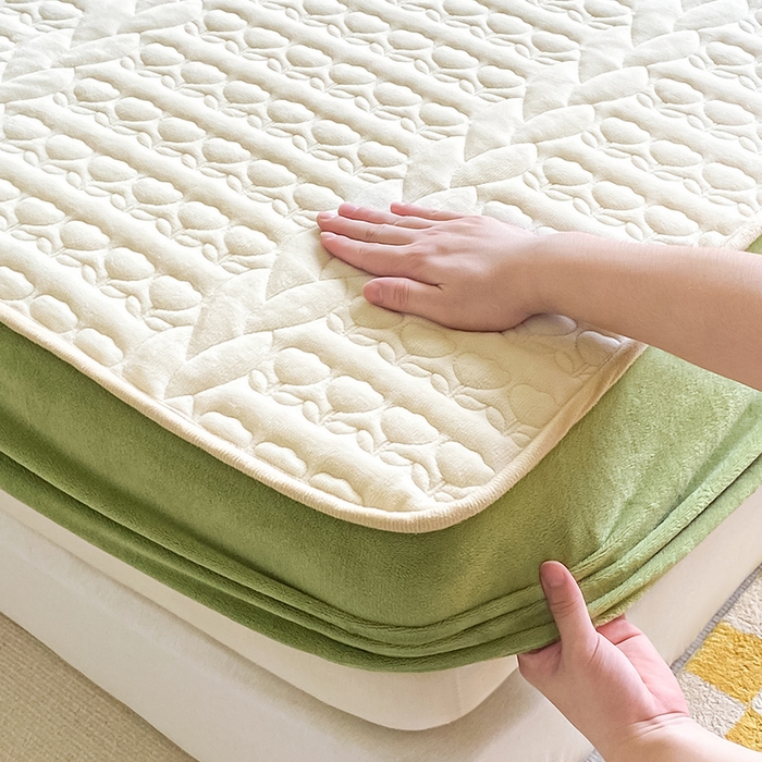 91家纺网 家纺一手货源 找家纺 摩妮卡 2025新款牛奶绒夹棉床笠三件套保护床垫 破镜白