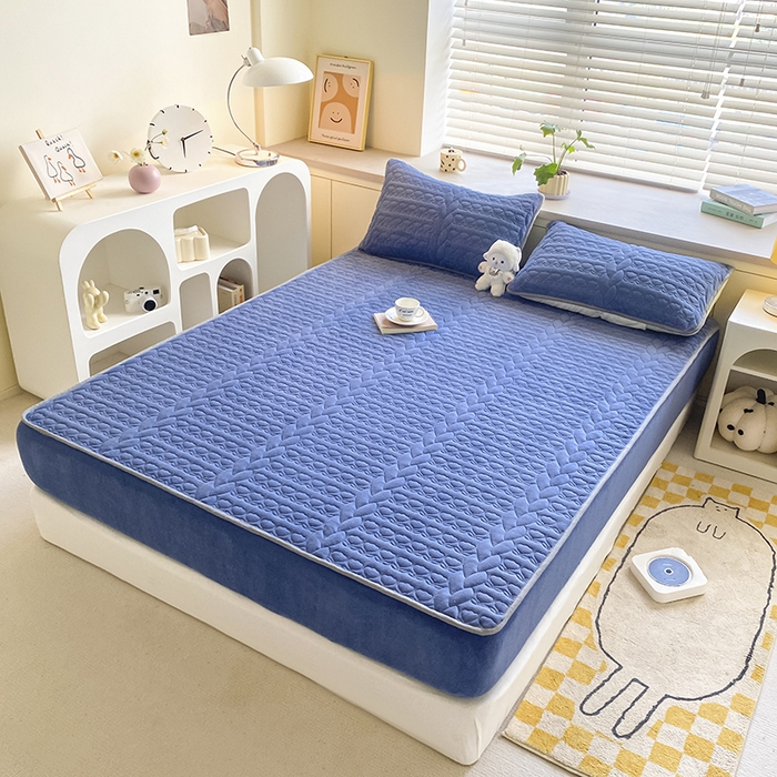 91家纺网 家纺一手货源 找家纺 摩妮卡 2025新款牛奶绒夹棉床笠三件套保护床垫 卡宴蓝