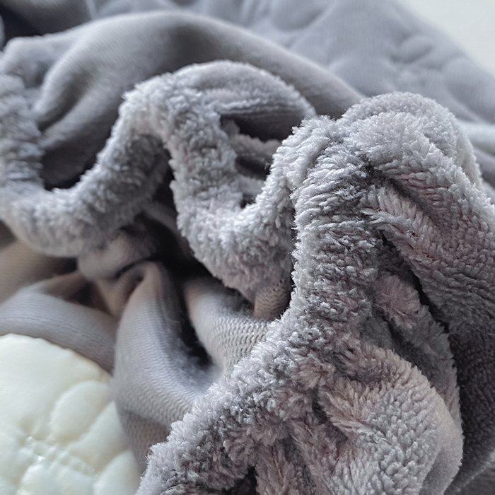 91家纺网 家纺一手货源 找家纺 摩妮卡 2025新款牛奶绒夹棉床笠三件套保护床垫 星辰灰