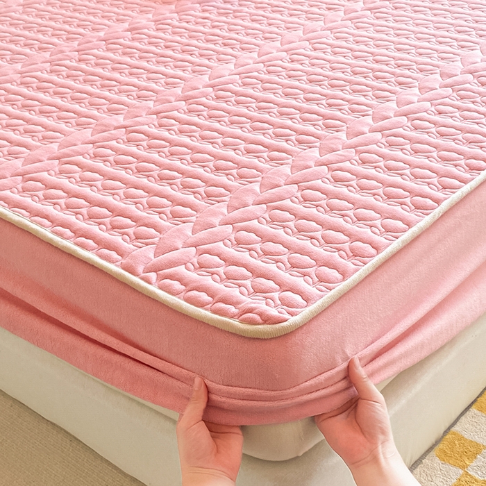 91家纺网 家纺一手货源 找家纺 摩妮卡 2025新款牛奶绒夹棉床笠三件套保护床垫 冰霉粉