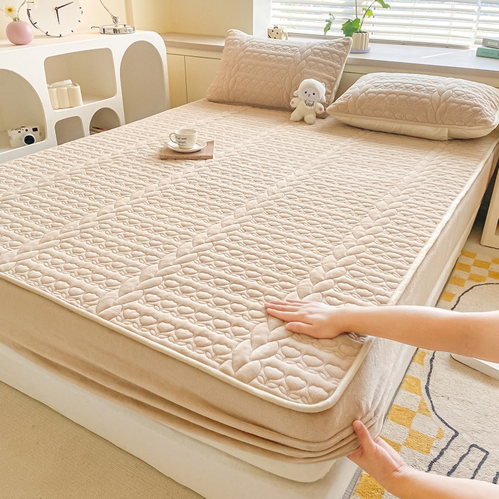 91家纺网 家纺一手货源 找家纺 （总）摩妮卡 2025新款牛奶绒夹棉床笠三件套保护床垫