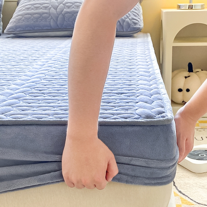 91家纺网 家纺一手货源 找家纺 摩妮卡 2025新款牛奶绒夹棉床笠三件套保护床垫 海盐蓝