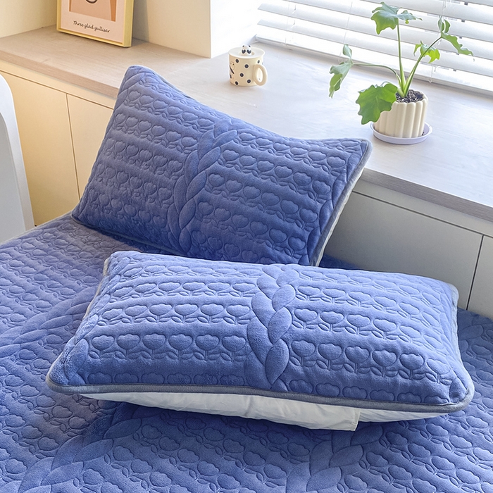 91家纺网 家纺一手货源 找家纺 摩妮卡 2025新款牛奶绒夹棉床笠三件套保护床垫 卡宴蓝