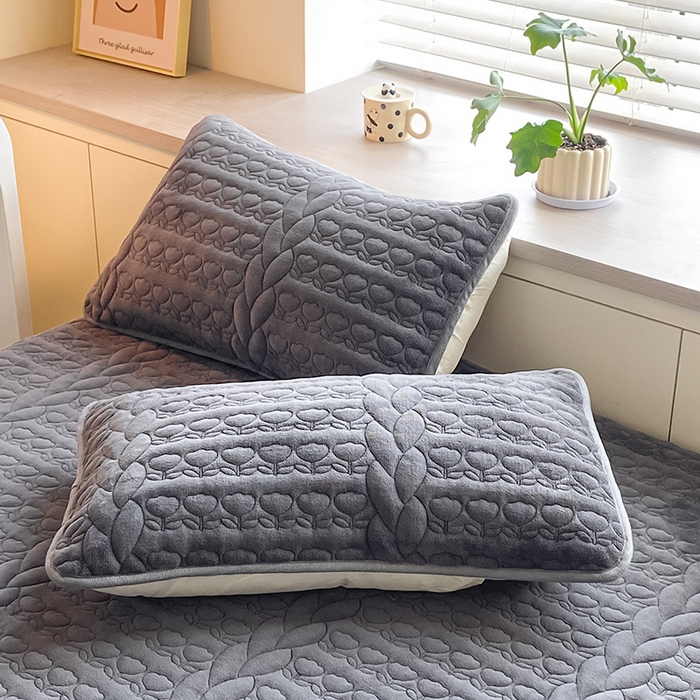 91家纺网 家纺一手货源 找家纺 摩妮卡 2025新款牛奶绒夹棉床笠三件套保护床垫 星辰灰