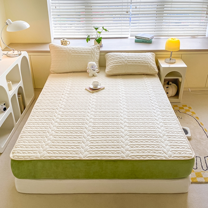 91家纺网 家纺一手货源 找家纺 摩妮卡 2025新款牛奶绒夹棉床笠三件套保护床垫 破镜白