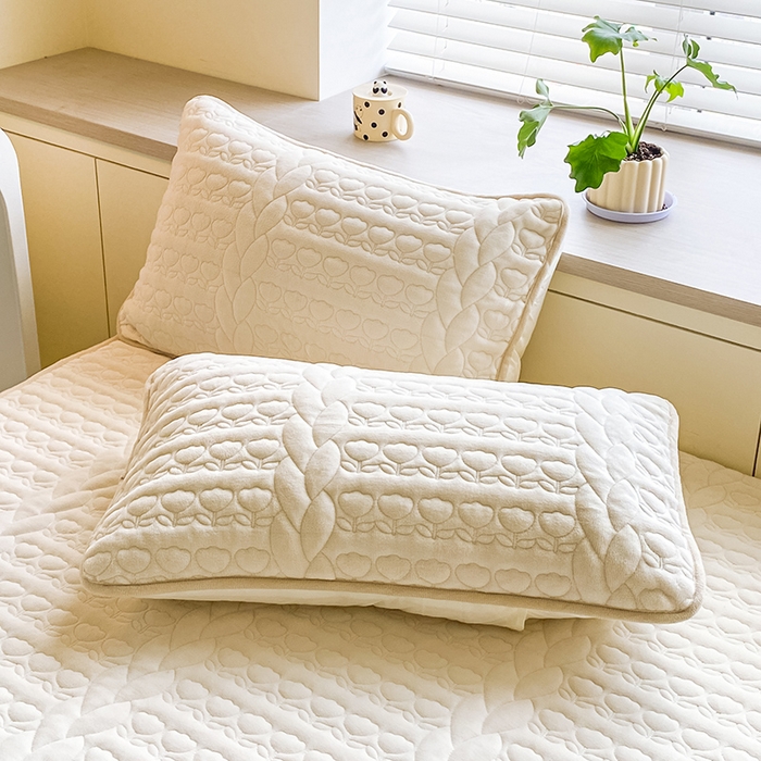 91家纺网 家纺一手货源 找家纺 摩妮卡 2025新款牛奶绒夹棉床笠三件套保护床垫 破镜白