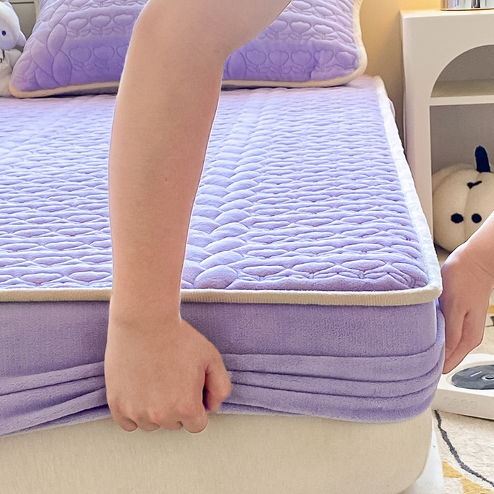 91家纺网 家纺一手货源 找家纺 摩妮卡 2025新款牛奶绒夹棉床笠三件套保护床垫 香芋紫