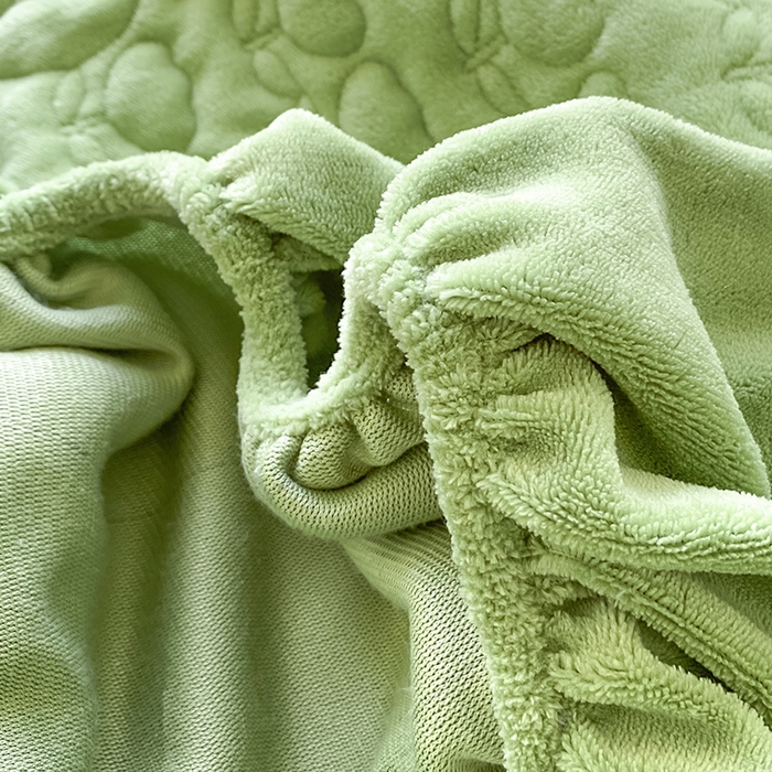 91家纺网 家纺一手货源 找家纺 摩妮卡 2025新款牛奶绒夹棉床笠三件套保护床垫 香叶绿