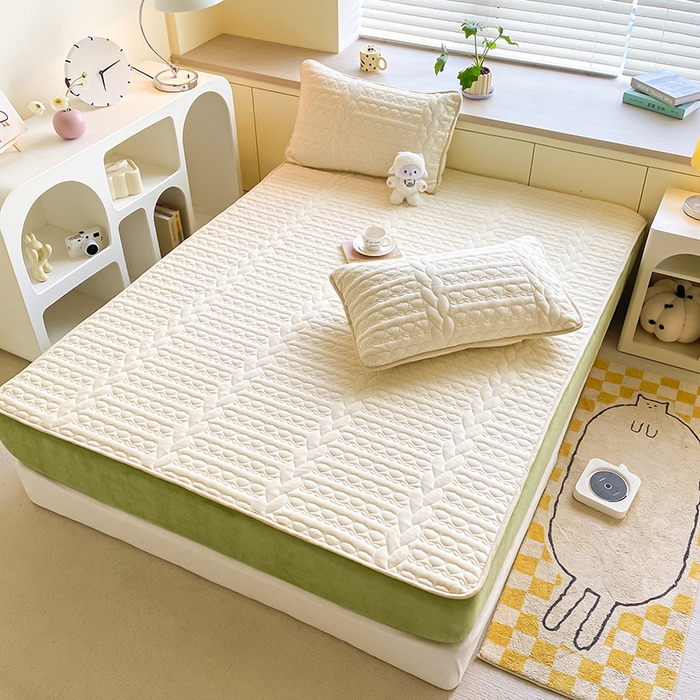 91家纺网 家纺一手货源 找家纺 摩妮卡 2025新款牛奶绒夹棉床笠三件套保护床垫 破镜白