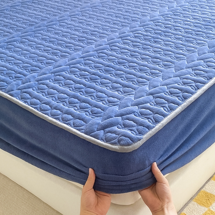 91家纺网 家纺一手货源 找家纺 摩妮卡 2025新款牛奶绒夹棉床笠三件套保护床垫 卡宴蓝