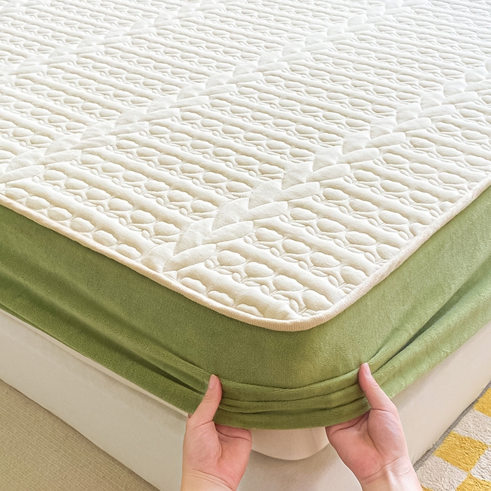 91家纺网 家纺一手货源 找家纺 摩妮卡 2025新款牛奶绒夹棉床笠三件套保护床垫 破镜白