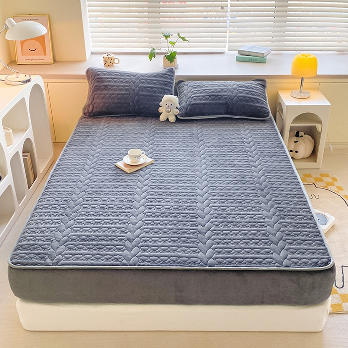 91家纺网 家纺一手货源 找家纺 摩妮卡 2025新款牛奶绒夹棉床笠三件套保护床垫 星辰灰