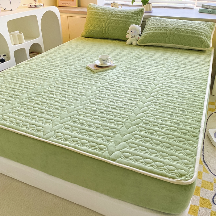 91家纺网 家纺一手货源 找家纺 摩妮卡 2025新款牛奶绒夹棉床笠三件套保护床垫 香叶绿