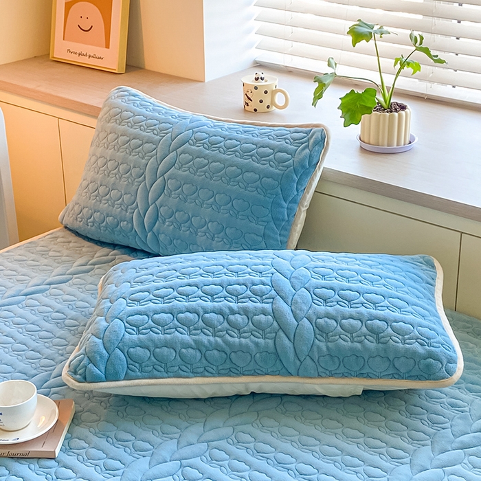 91家纺网 家纺一手货源 找家纺 摩妮卡 2025新款牛奶绒夹棉床笠三件套保护床垫 班迪兰