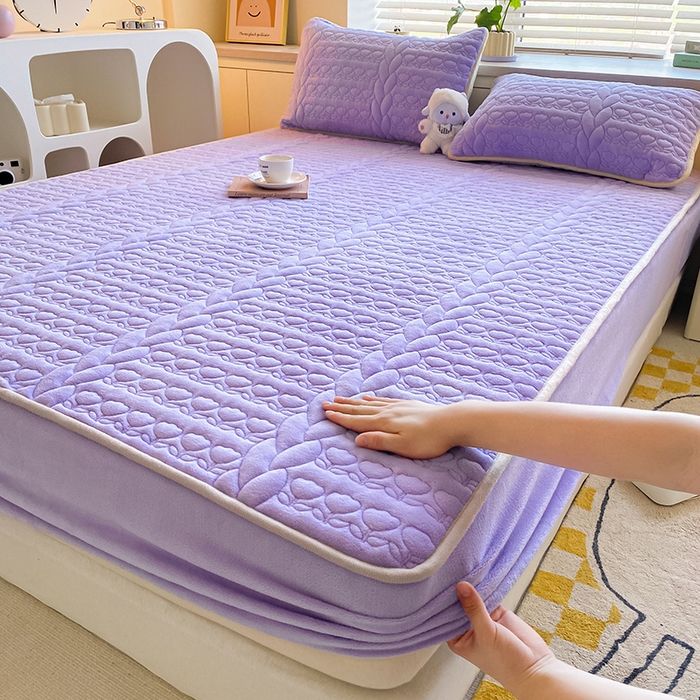 91家纺网 家纺一手货源 找家纺 （总）摩妮卡 2025新款牛奶绒夹棉床笠三件套保护床垫