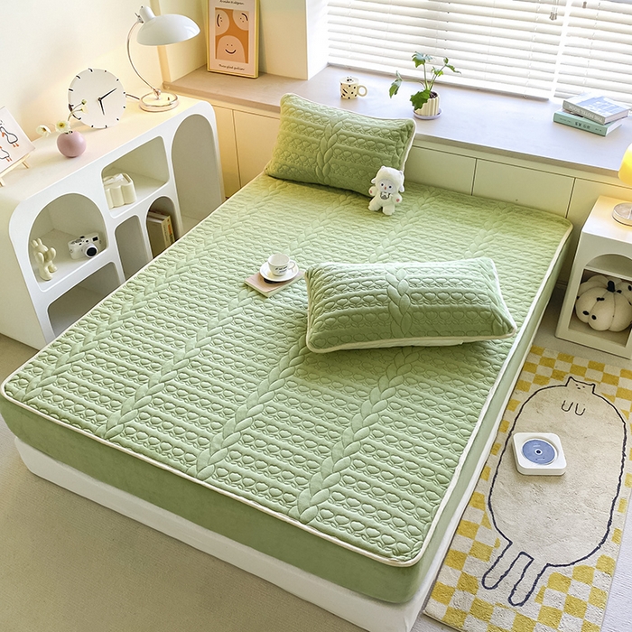 91家纺网 家纺一手货源 找家纺 摩妮卡 2025新款牛奶绒夹棉床笠三件套保护床垫 香叶绿