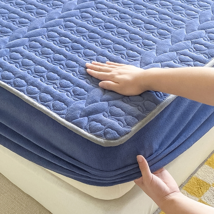 91家纺网 家纺一手货源 找家纺 摩妮卡 2025新款牛奶绒夹棉床笠三件套保护床垫 卡宴蓝