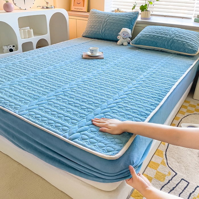 91家纺网 家纺一手货源 找家纺 （总）摩妮卡 2025新款牛奶绒夹棉床笠三件套保护床垫