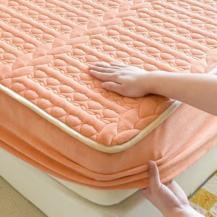 91家纺网 家纺一手货源 找家纺 （总）摩妮卡 2025新款牛奶绒夹棉床笠三件套保护床垫