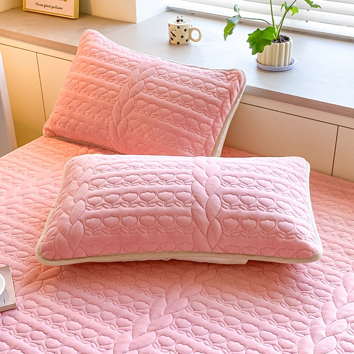 91家纺网 家纺一手货源 找家纺 摩妮卡 2025新款牛奶绒夹棉床笠三件套保护床垫 冰霉粉