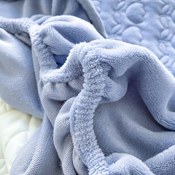 91家纺网 家纺一手货源 找家纺 摩妮卡 2025新款牛奶绒夹棉床笠三件套保护床垫 海盐蓝