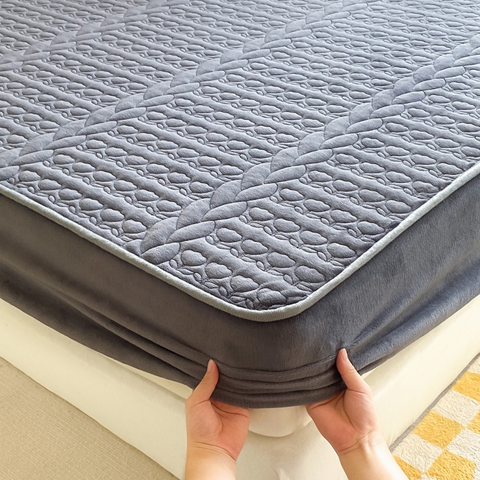 91家纺网 家纺一手货源 找家纺 摩妮卡 2025新款牛奶绒夹棉床笠三件套保护床垫 星辰灰