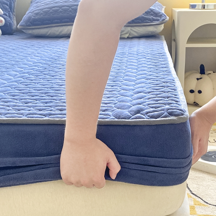91家纺网 家纺一手货源 找家纺 摩妮卡 2025新款牛奶绒夹棉床笠三件套保护床垫 卡宴蓝
