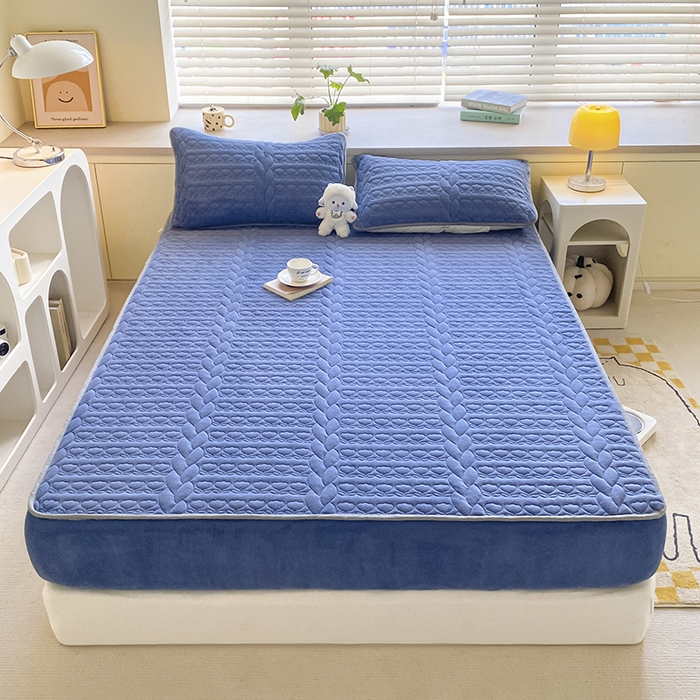 91家纺网 家纺一手货源 找家纺 摩妮卡 2025新款牛奶绒夹棉床笠三件套保护床垫 卡宴蓝